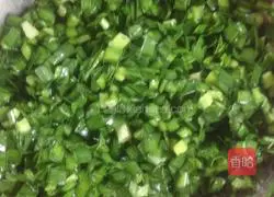 Illustration of how to make chive wontons 4