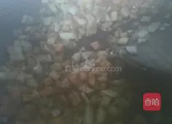 Illustration of how to make carrot, potato, sausage and fried rice 4