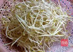 Illustration of how to make fried noodles with mung bean sprouts 5
