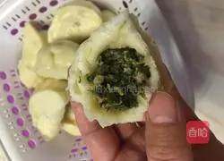 Illustration of how to make shepherd's purse and pork buns 17