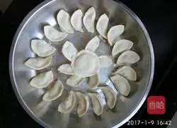 Illustration of how to make celery, egg and fungus dumplings 14