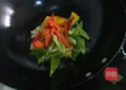 Illustration of how to make fried noodles with colored pepper 7
