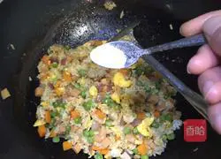 Illustration of how to make curry fried rice 7