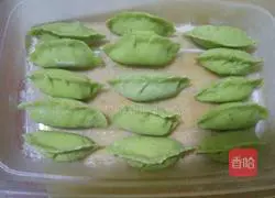 Illustration of how to make delicious spinach skin and celery dumplings 23