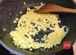 Illustration of how to make scallop and egg fried rice 9