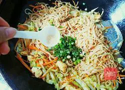 Stir-fried noodles with eggs, cabbage and noodles Illustration of practice 12