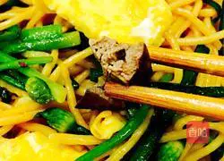 Illustration of how to make stir-fried noodles with leek seedlings, foie gras and eggs 14