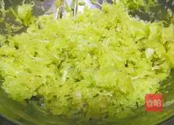 Illustration of how to make lettuce and pork dumplings 10