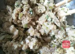 Illustration of how to make leek and pork pie 3