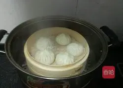 Illustration of how to make three fresh stuffed buns 15