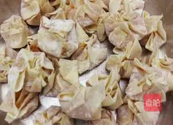 Illustration of how to make spicy and sauerkraut wontons 12