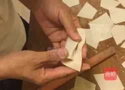 Illustration of how to make fresh meat and fungus wontons 9