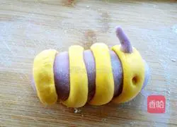 Illustration of how to make caterpillar steamed buns 15