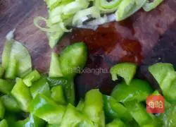 Illustration of how to make sausage fried rice 1