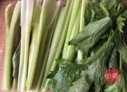 Pork Illustration of how to make celery stuffed dumplings 1