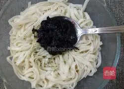 Illustration of how to make olive vegetable noodles 4
