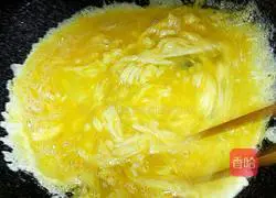 Illustration of how to make sausage and egg fried rice 3