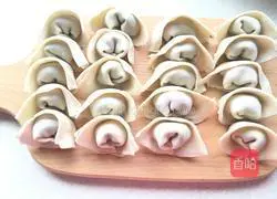 Illustration of how to make vegetable and meat wontons 8
