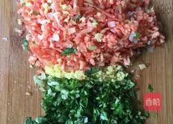 Illustration of how to make pork, carrot and green dumplings 2