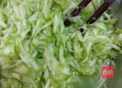 Illustration of how to make zucchini buns with oil residue 7