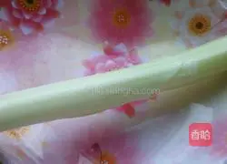 Illustration of how to make chicken and coriander dumplings 6