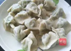 Illustration of how to make pork and fennel stuffed dumplings 8