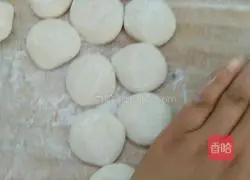 Illustration of how to make dumpling wrappers 10
