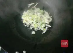 Illustration of how to make potato and pickled vegetable buns 4