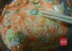 Illustration of how to make carrot and egg pancakes 4