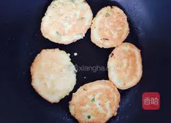 Illustration of how to make bean dregs cake 4