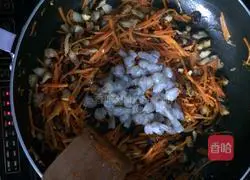 Illustration of how to make carrot fried rice 12