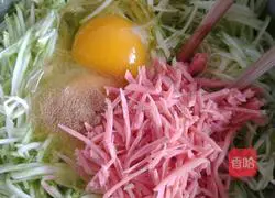 Zucchini and ham pancakes, crispy on the outside and tender on the inside, a favorite baby's favorite recipe 4