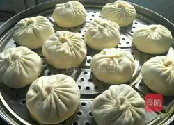 Illustration of how to make steamed buns with pork and radish 9