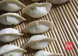 Illustration of how to make dumplings with three fresh fillings 17