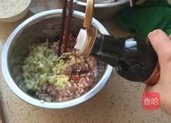 Illustration of how to make pork and green onion dumplings 6