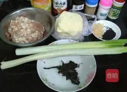 Illustration of how to make small wontons with green onion and fresh meat 2
