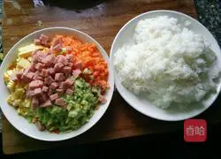 Illustration of how to make pastoral corn, ham and fried rice 4