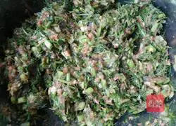 Illustration of how to make fennel and pork dumpling stuffing 8