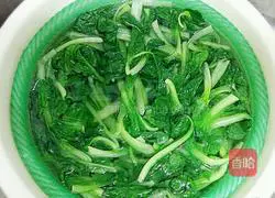 Illustration of how to make wonton stuffing with vegetables and fresh meat 9