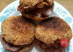 Illustration of how to add meat to sesame cakes 10