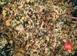 Illustration of how to make vegetarian dumpling fillings 8