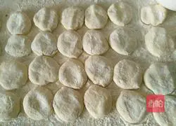 Illustration of how to make watermelon rind and pork stuffing dumplings 13