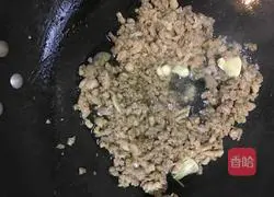Illustration of how to make fried rice with green pepper and meat cubes 5