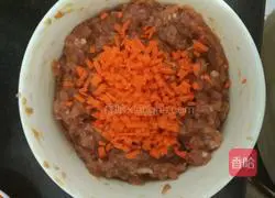 Illustration of how to make meat stuffing for dumplings and wontons 10