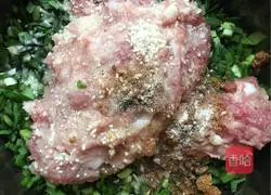 Illustration of how to make leek and meat dumplings 4