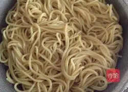 Illustration of how to make sesame sauce noodles 6