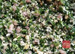 Illustration of how to make leek, vermicelli, egg and lean meat dumplings 4