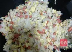 Illustration of how to make egg, sausage and egg fried rice 8