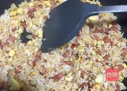 Illustration of how to make sausage and egg fried rice 5