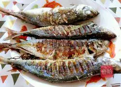 Illustration of how to grill fish in an electric pan 12